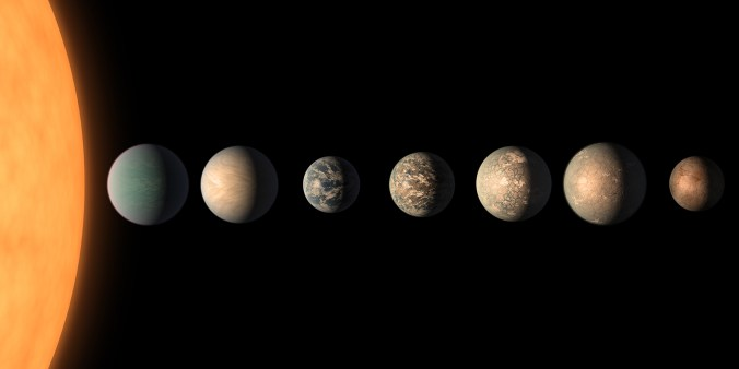 艺术家展示的 TRAPPIST-1 行星系统概念图?；谟泄匦行侵本丁⒅柿亢陀胫餍蔷嗬氲目捎檬?。韦布天文望远镜预计将于2022年夏天开始科学观测。（NASA/JPL）