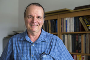 Drake Deming 是马里兰大学的研究教授，也是美国宇航局地外行星凌日调查卫星 (TESS/马里兰大学）的联合研究员。